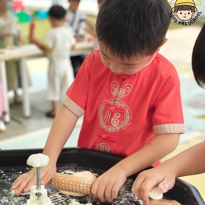 孩子在 YOYO 课堂中动手进行创作