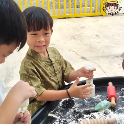 孩子在户外活动中动手探索