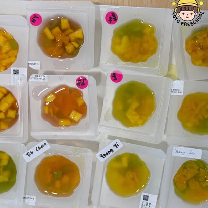 孩子们观察不同颜色与材料